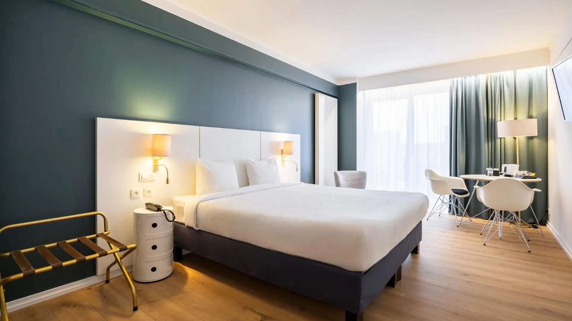 Hotel Louise contacts